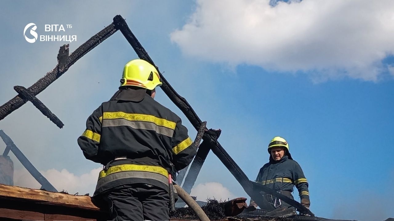 У Тульчинському районі вогонь перекинувся з поля на дах будинку