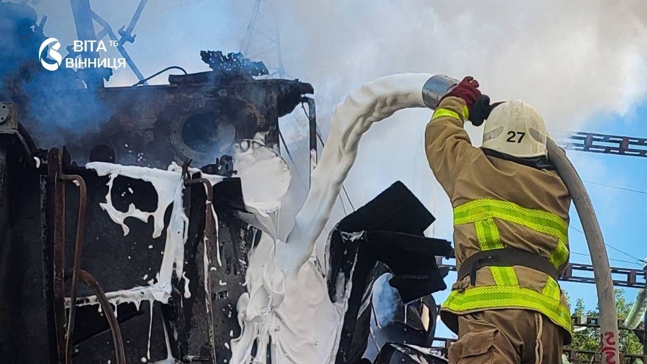У Тиврові спалахнув легковик, а в Оратівській громаді вогонь знищив 200 кг соломи