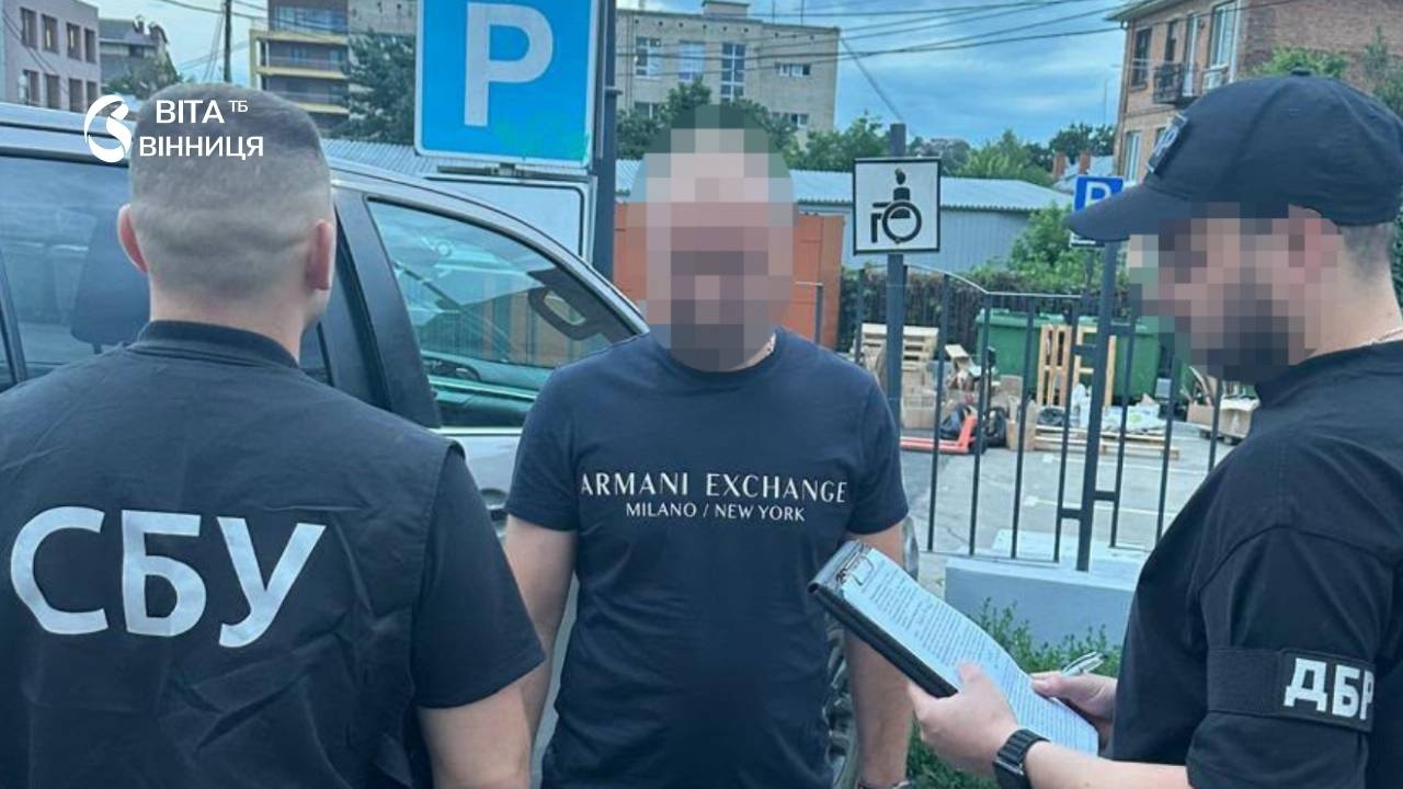 У Вінниці митний інспектор брав хабарі за швидке оформлення авто