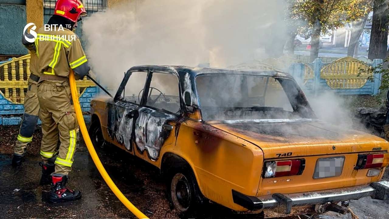 У Вінниці на проспекті Юності вранці загорівся легковик