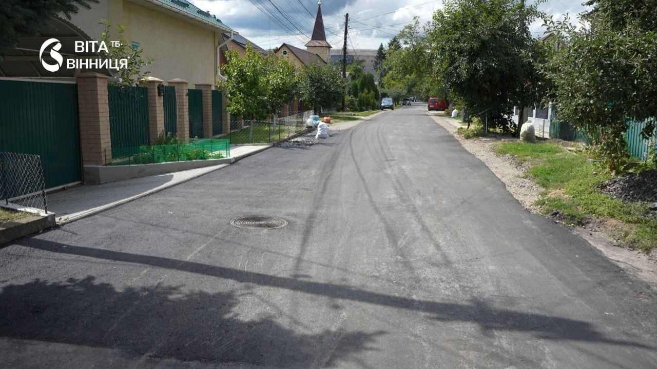 У Вінниці на умовах співфінансування відремонтували 400 метрів вулиці Дмитра Михайловського в Кореї. Замінили 19 люків та зміцнили узбіччя.