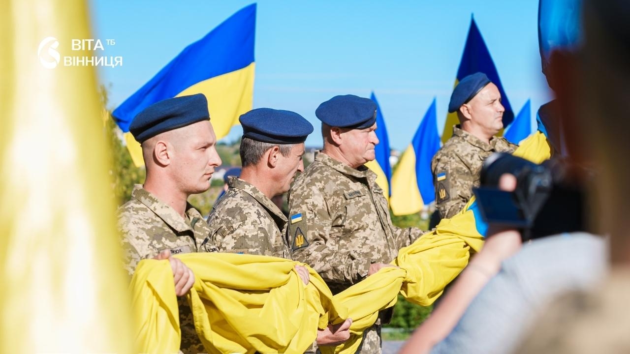 У Вінниці на Замковій горі підняли синьо-жовтий стяг до Дня Прапора