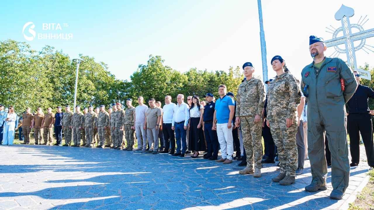 У Вінниці на Замковій горі підняли синьо-жовтий стяг до Дня Прапора