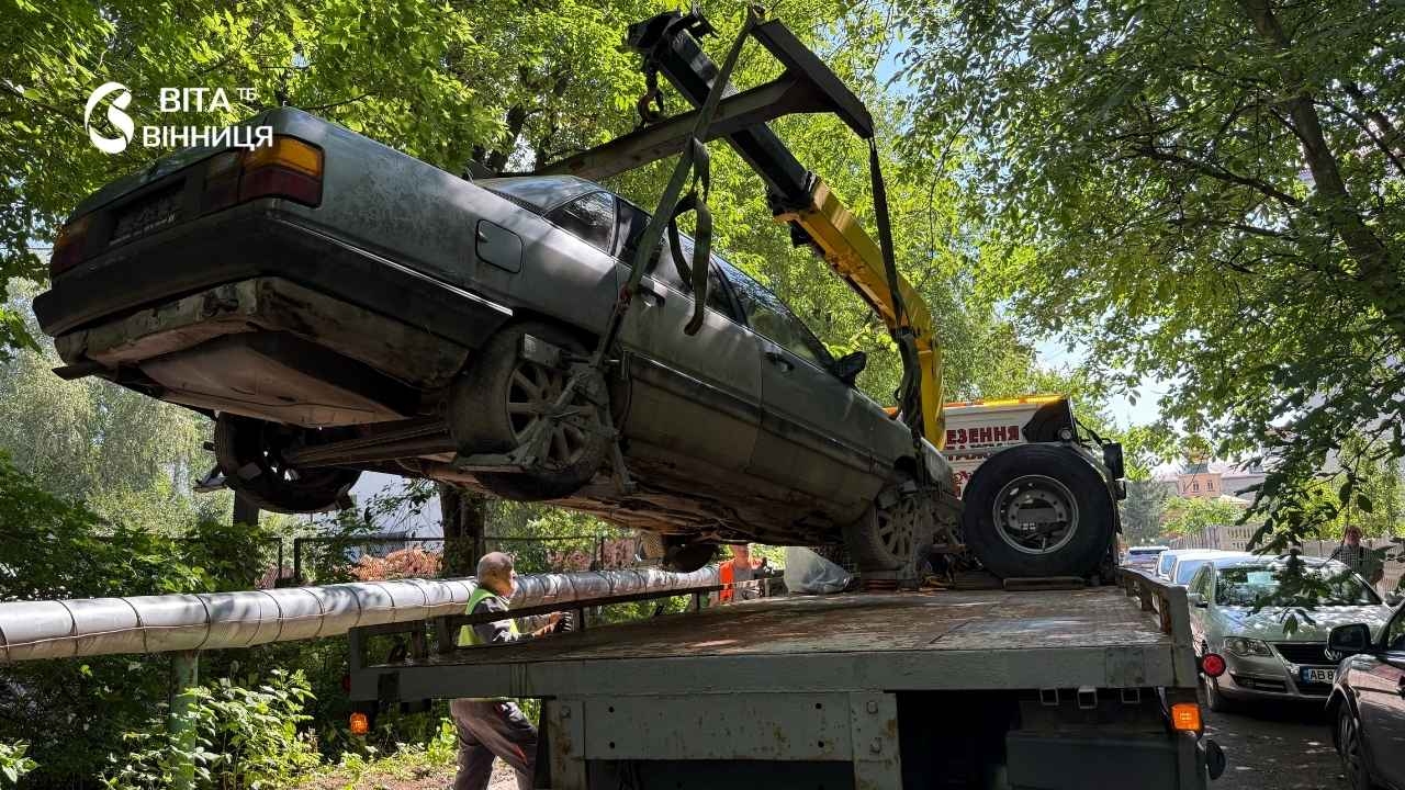 У Вінниці прибрали ще два покинуті автомобілі з вулиць міста