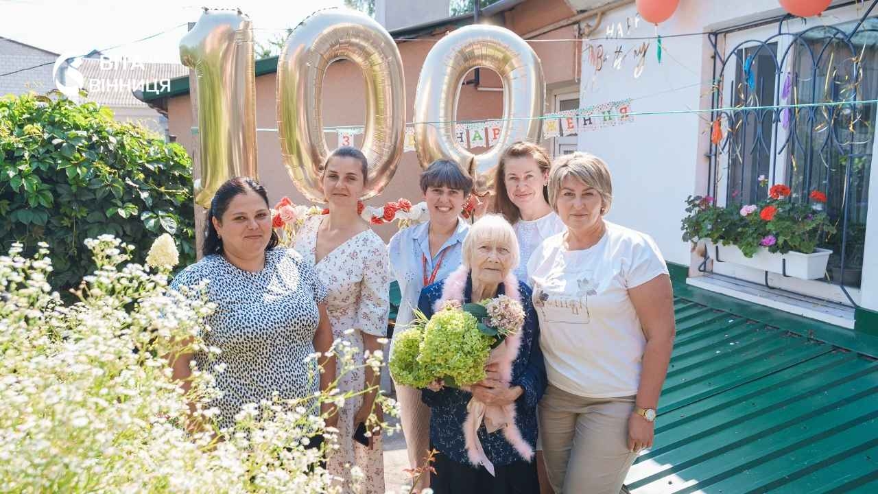 У Вінниці вітали ювілярку: навіть у 100-річному віці жінка, не покладаючи рук доглядає за садом