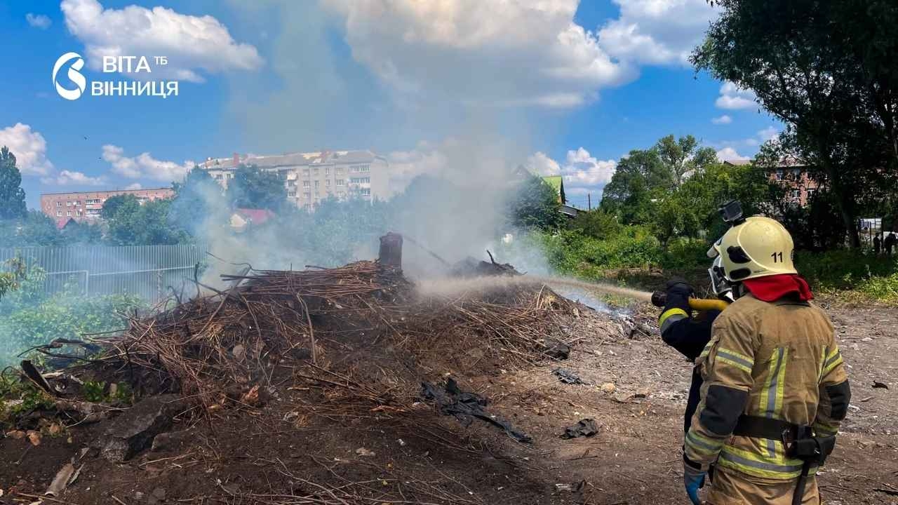 У Вінниці загорівся квадроцикл, вогонь перекинувся й на господарчу споруду