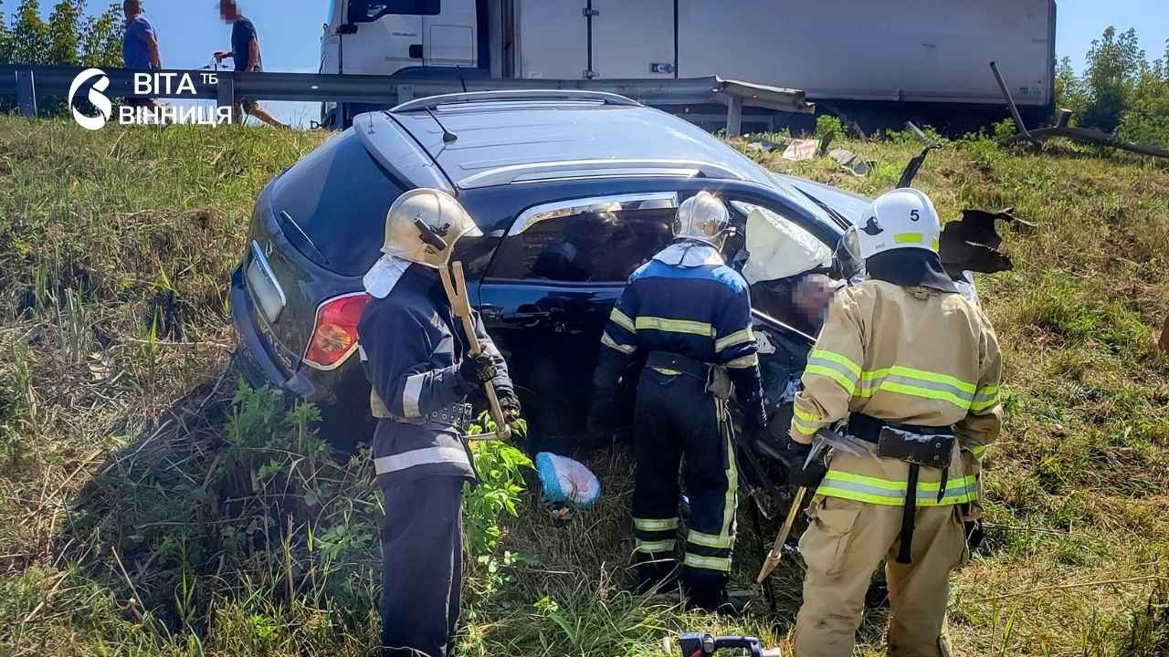 У Вінницькому районі рятувальники визволяли постраждалу після ДТП жінку з авто