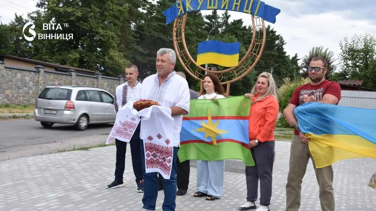 У Якушинцях зустріли волонтера з Латвії: пройшов 1400 км, щоб зібрати кошти для ЗСУ