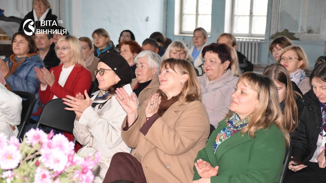 Поети клубу «Поезія незламних» читають власні вірші перед глядачами в Білій залі Ратуші у Вінниці