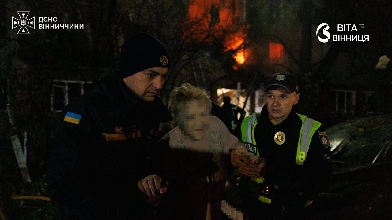 Рятувальники евакуюють жінку похилого віку у Вінниці після влучання дрона в будинок