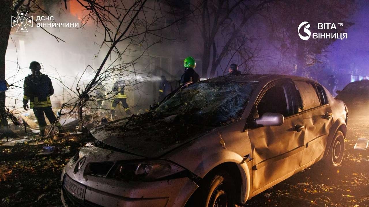 Удар дрона по п'ятиповерхівці у Вінниці: на місці влучання пошкоджена автівка
