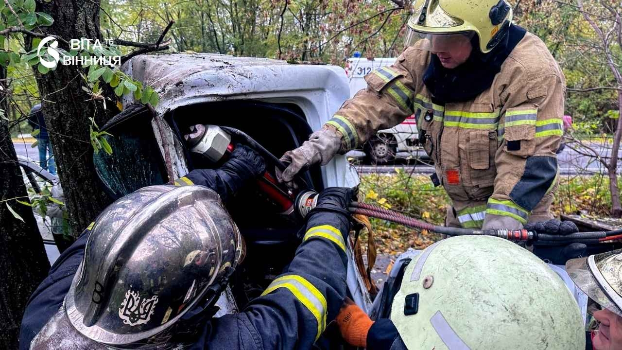 Вантажівка врізалася в дерево на Вінниччині: 24-річного водія визволяли з понівеченої кабіни
