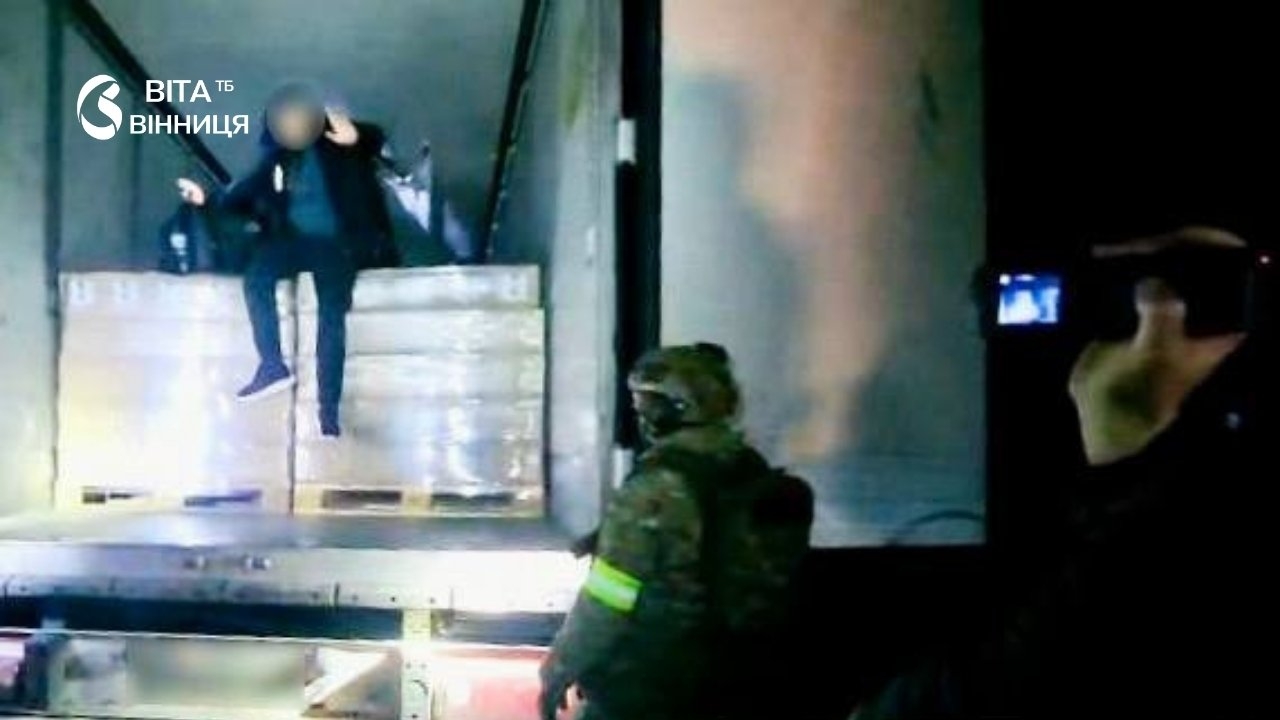 Вантажівка з палетами молочної продукції біля кордону з Молдовою під час огляду правоохоронцями