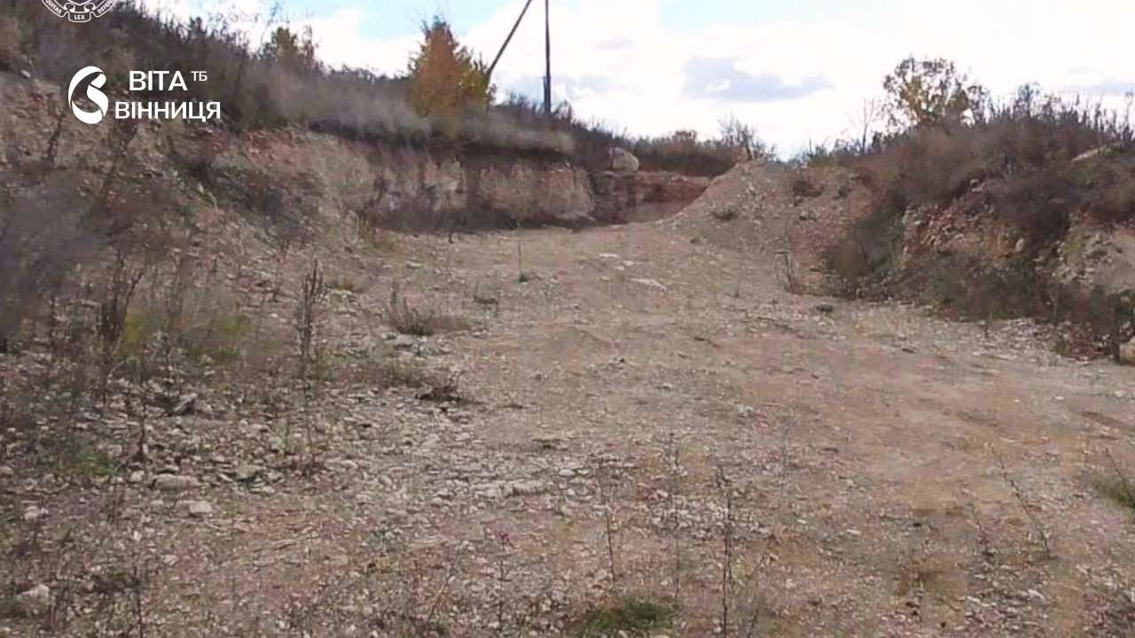 Вапняк на дорогу до орендованих полів: на Вінниччині викрили розробку незаконного кар'єру