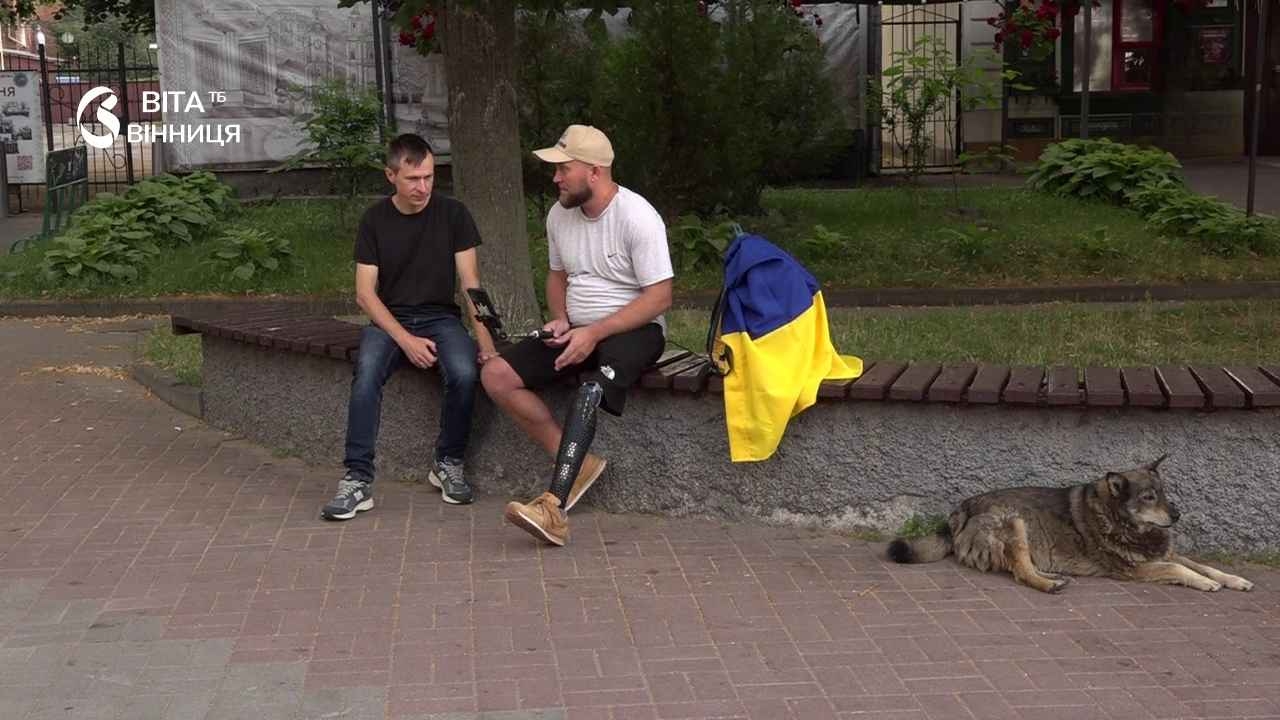 Ветеран на протезі йде пішки з Вінниці до Хмельницького заради побратимів