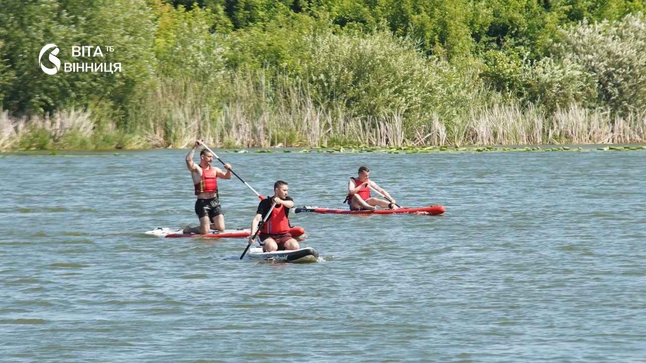Ветерани Вінниці випробували себе у SUP-серфінгу на Південному Бузі