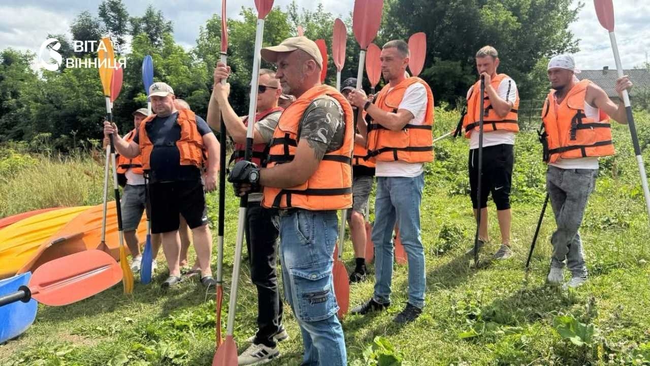 Ветерани здійснили сплав на каяках після туру пам'ятками Вінниччини
