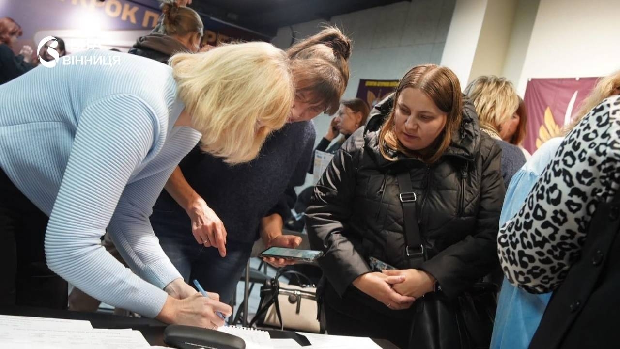 Родини військових слухають фахівців консультаційного центру на зустрічі у Вінниці про полонених і зниклих безвісти