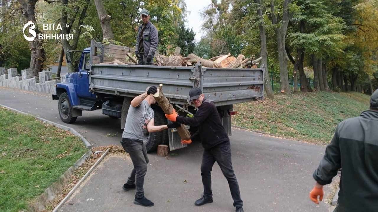 Від сходів на Оводова до пам'ятника Богуну: як прибирали сквер Кумбари у Вінниці