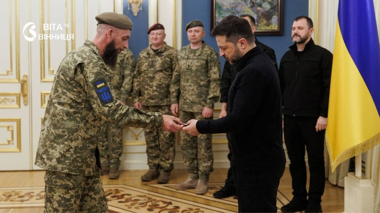 Відбивав штурм гранатами, коли скінчилися набої: майстер-сержант вінницької бригади отримав орден «За мужність»