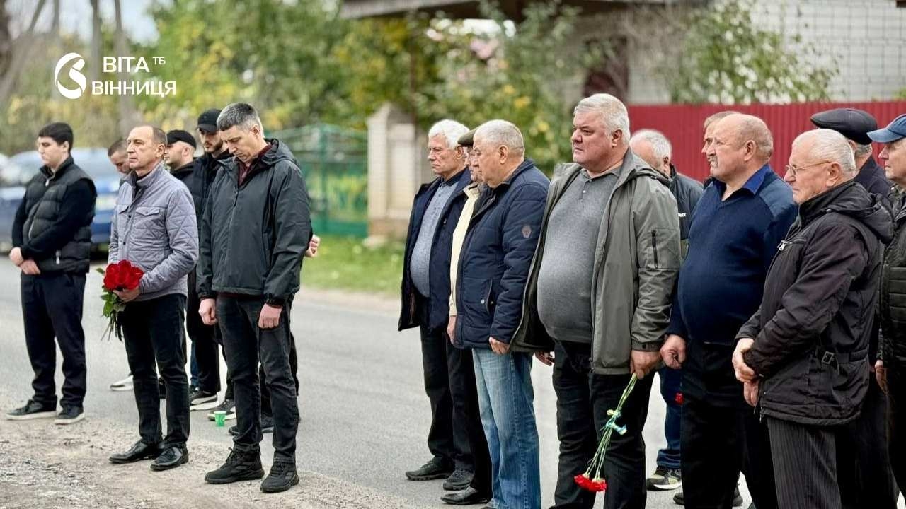 Меморіальна дошка біля входу до транспортного підприємства в Бершаді на Вінниччині