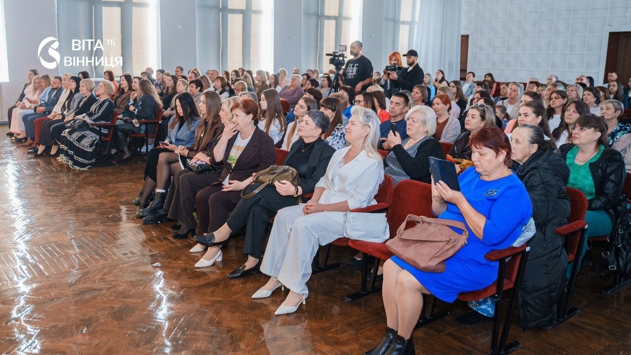 Вінницькі освітяни — вчителі та вихователі — отримали нагороди до професійного свята