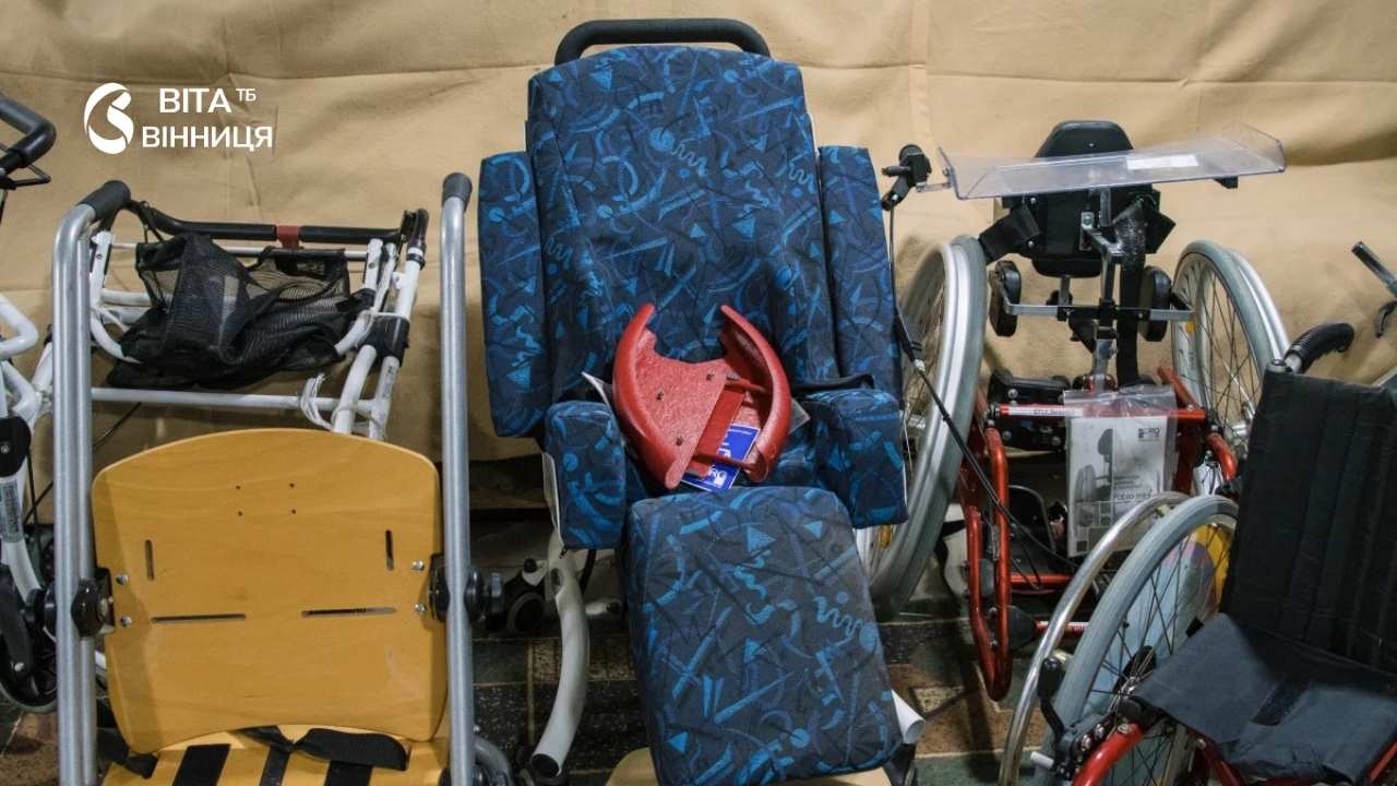 Вінницький благодійний фонд передав 12 інвалідних колясок університету в Переяславі