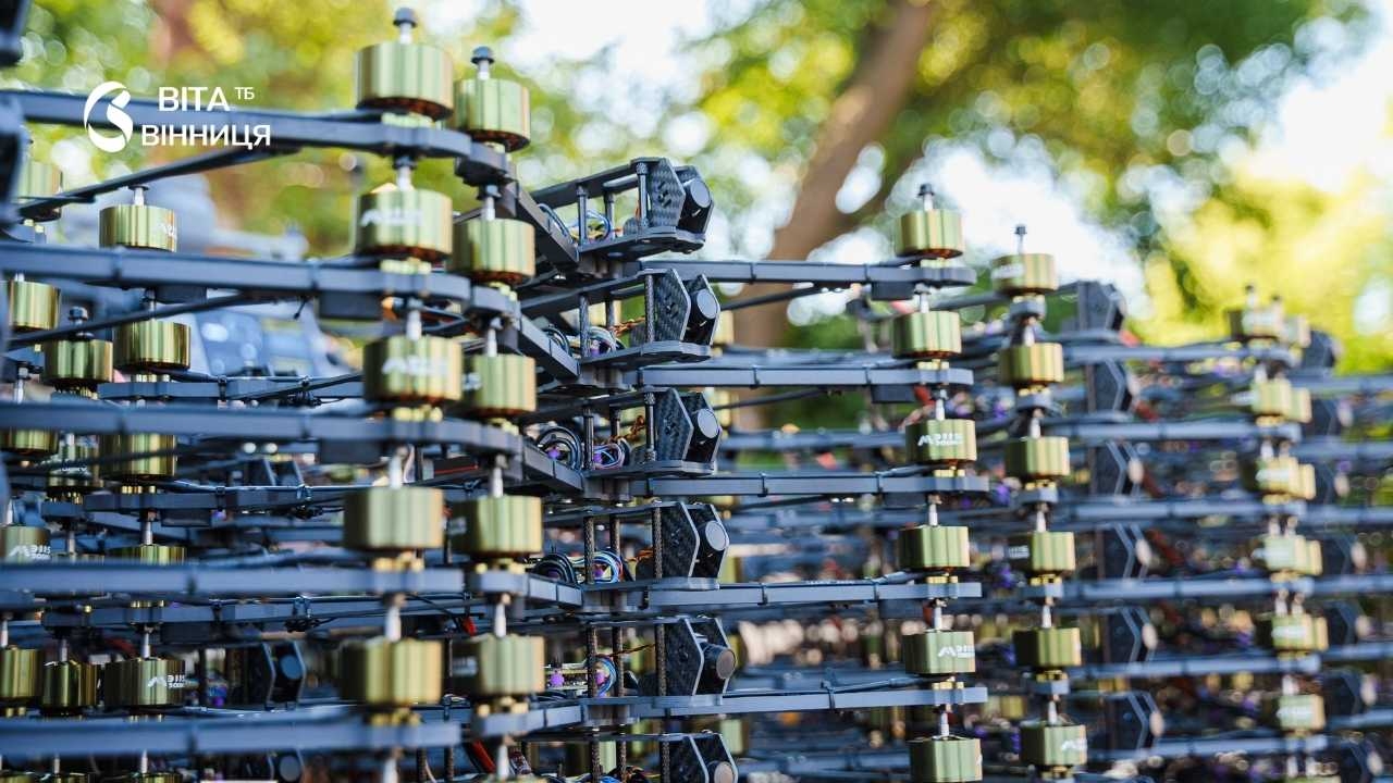 <p><strong>Команда Міжрегіонального координаційного гуманітарного штабу передала військовим 400 FPV-дронів та 6 квадрокоптерів Matrice 4E — допомогу отримали одразу два підрозділи: 131-й окремий розвідувальний батальйон імені полковника Євгена Коновальця та 18-та Слов'янська бригада Національної гвардії України.</strong></p> <p>Про це 21 липня інформує <a href="https://vitatv.com.ua/">ВІТА ТБ</a> посилаючись на <a href="https://vmr.gov.ua/400-fpv-droniv-ta-6-matrice-4e-komanda-mizhrehionalnoho-koordynatsiinoho-humanitarnoho-shtabu-posylyla-dva-viiskovi-pidrozdily" rel="nofollow noopener">Вінницьку міську раду</a>.</p> <blockquote><p>На нашому напрямку це обладнання потрібне, аби зупиняти ворога під час штурмів. Завдяки цьому підсиленню ми будемо погіршувати ворожу логістику. FPV-дронів потрібно багато — це розхідний матеріал. Квадрокоптери зберігають життя побратимам, які знаходяться на позиціях, — зазначив військовослужбовець із позивним «Рись».</p></blockquote> <p>Передачу техніки реалізували в межах пріоритету «Безпека та оборона», на який у 2026 році в бюджеті Вінницької міської територіальної громади передбачили понад 1 млрд грн.</p> <h2>Що сказали міський голова та військові</h2> <p>Вінницький міський голова Сергій Моргунов зазначив, що ці підрозділи ефективно виконують бойові завдання на різних напрямках фронту, і подякував українським захисникам за мужність, героїзм і захист територіальної цілісності та незалежності України.</p> <blockquote><p>БпЛА залишаються одним із ключових інструментів на фронті. Вони дозволяють зберігати життя наших захисників, підвищують точність виконання бойових завдань та посилюють обороноздатність підрозділів. Тому закупівля та передача безпілотників є системною, — сказав Сергій Моргунов.</p></blockquote> <p>З оборонцями зустрілися також секретар Вінницької міської ради Павло Яблонський, заступник міського голови Андрій Очеретний та депутати міської ради й координатори Міжрегіонального координаційного гуманітарного штабу Світлана Ярова та Дмитро Мира.</p> <p>Оборонці подякували