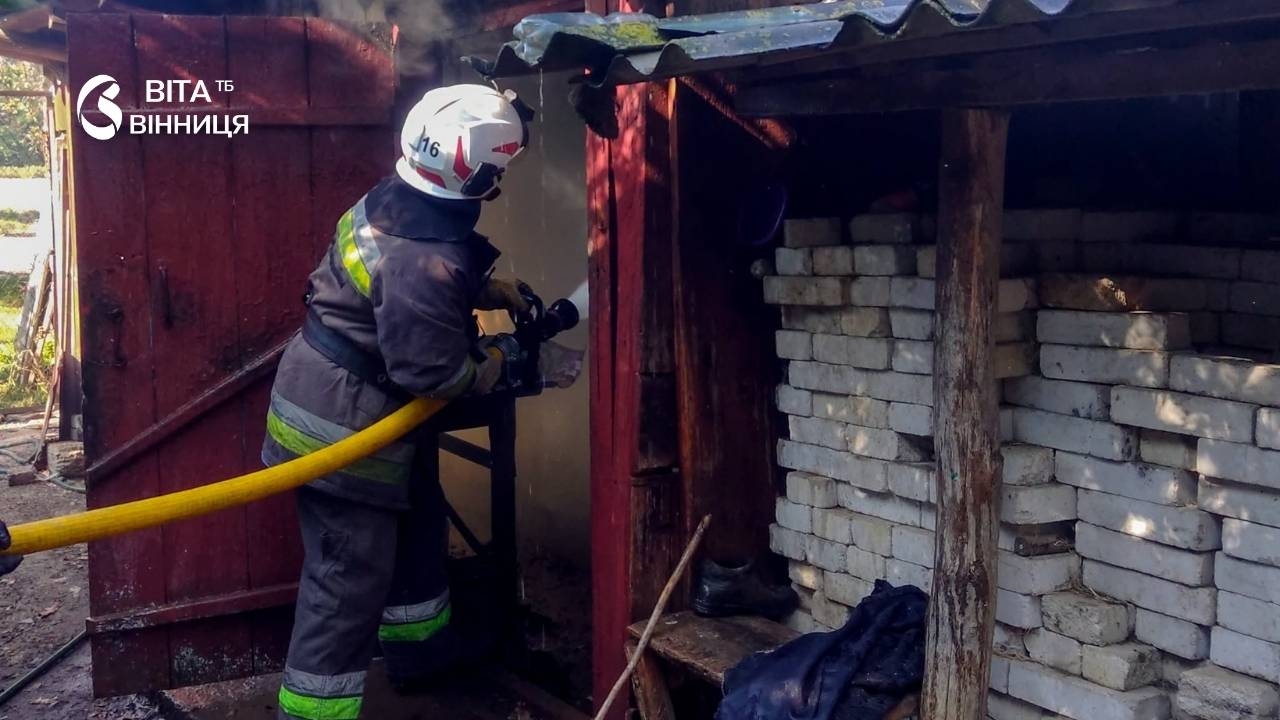 Вісім виїздів на пожежі на Вінниччині горіли будинок, сараї, солома і транспортерна стрічка в кар'єрі
