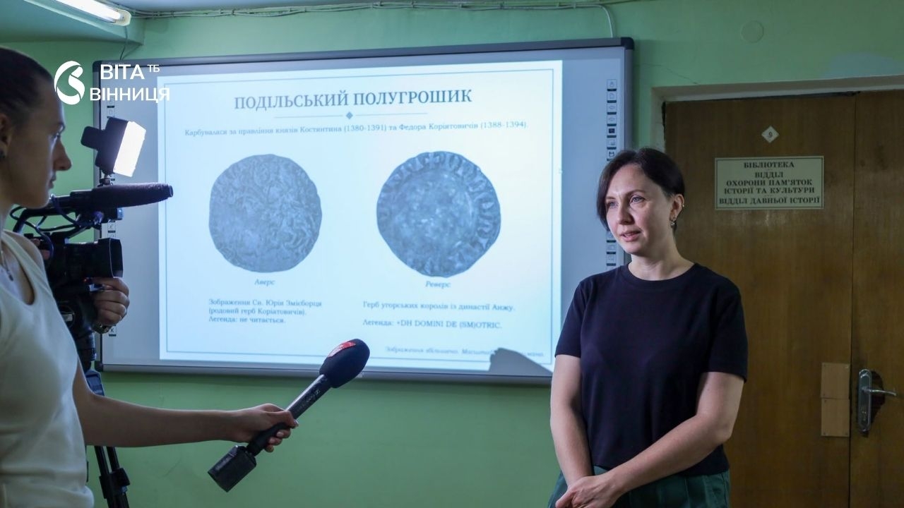 Військовослужбовець, лікар і волонтер подарували Вінницькому музею середньовічний скарб
