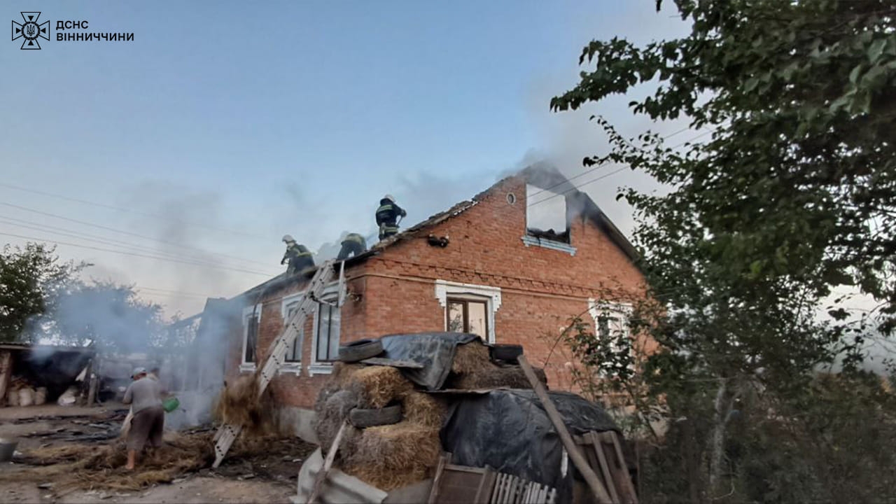 Внаслідок ворожої атаки виникла пожежа в житловому будинку на Вінниччині