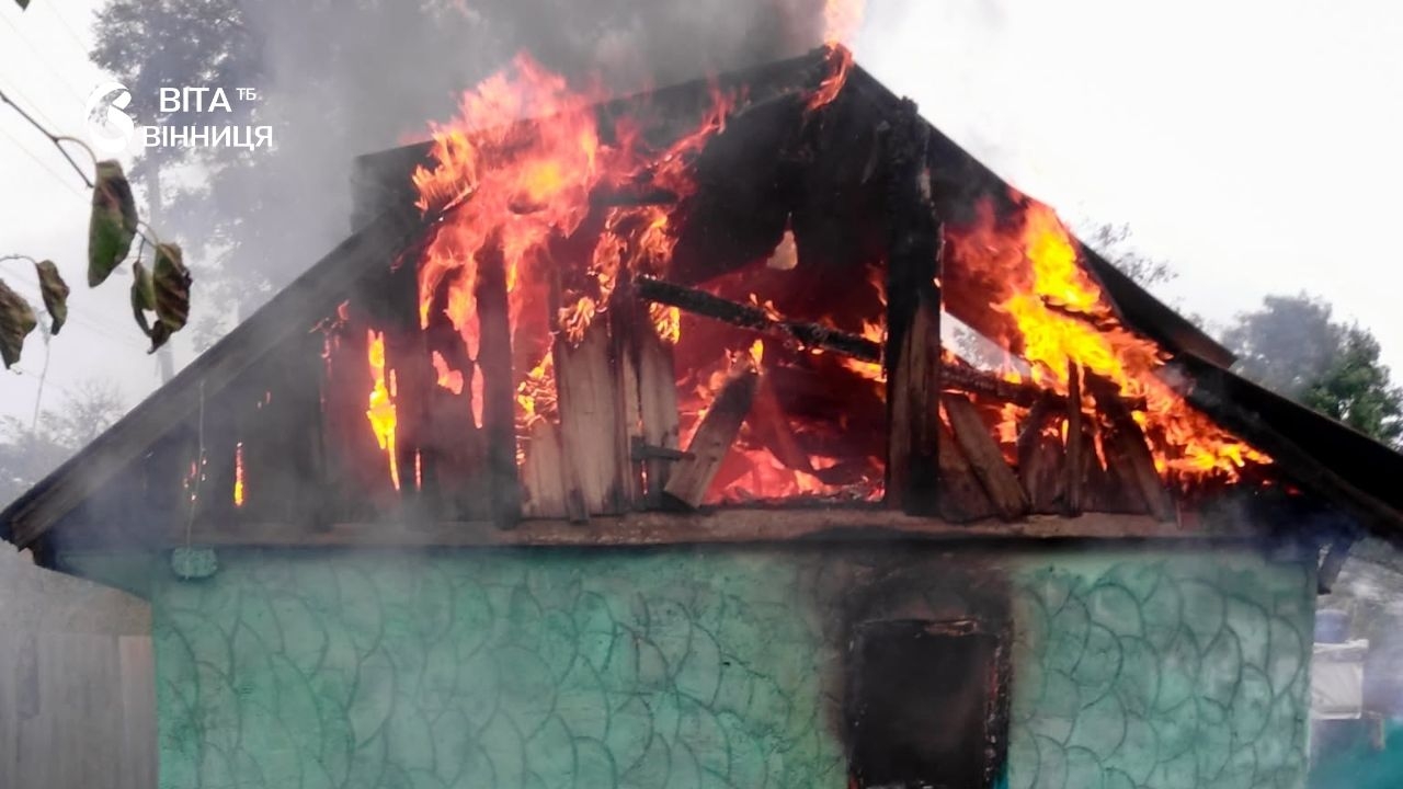 Вогонь не дістався житла: на Вінниччині вчасно загасили пожежу в господарській будівлі