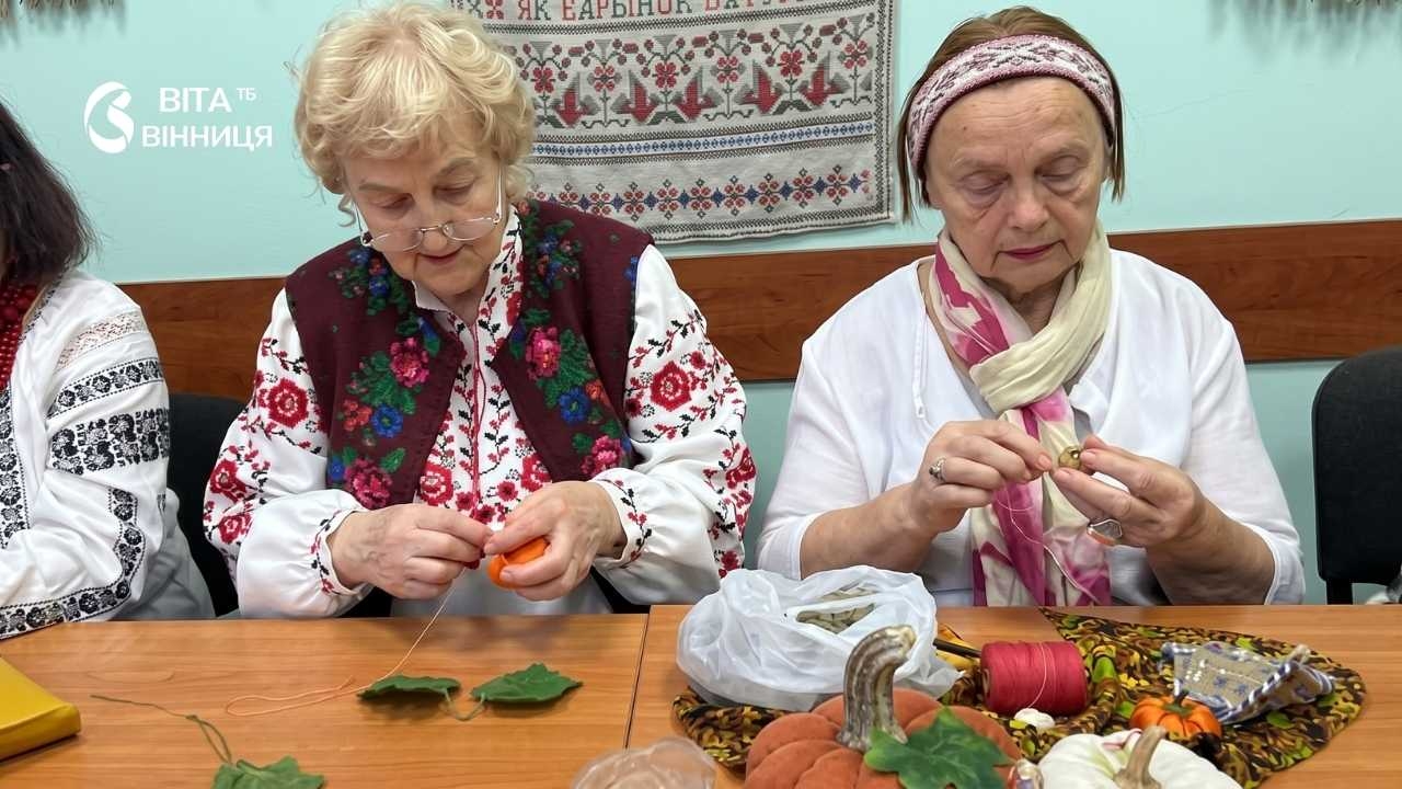 Вважають її другою Марією Примаченко: вінницька наставниця надихає жінок старшого віку на творчість