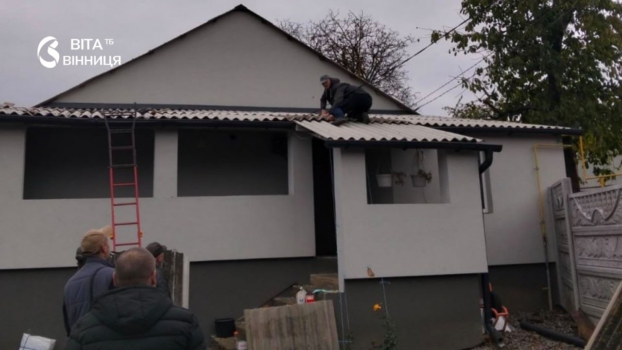 Комунальні служби ліквідовують наслідки пошкоджень від вибухів у Вінниці