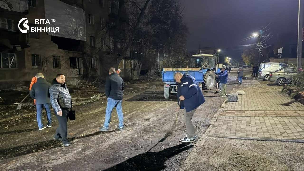 Комунальні служби ліквідовують наслідки пошкоджень від вибухів у Вінниці