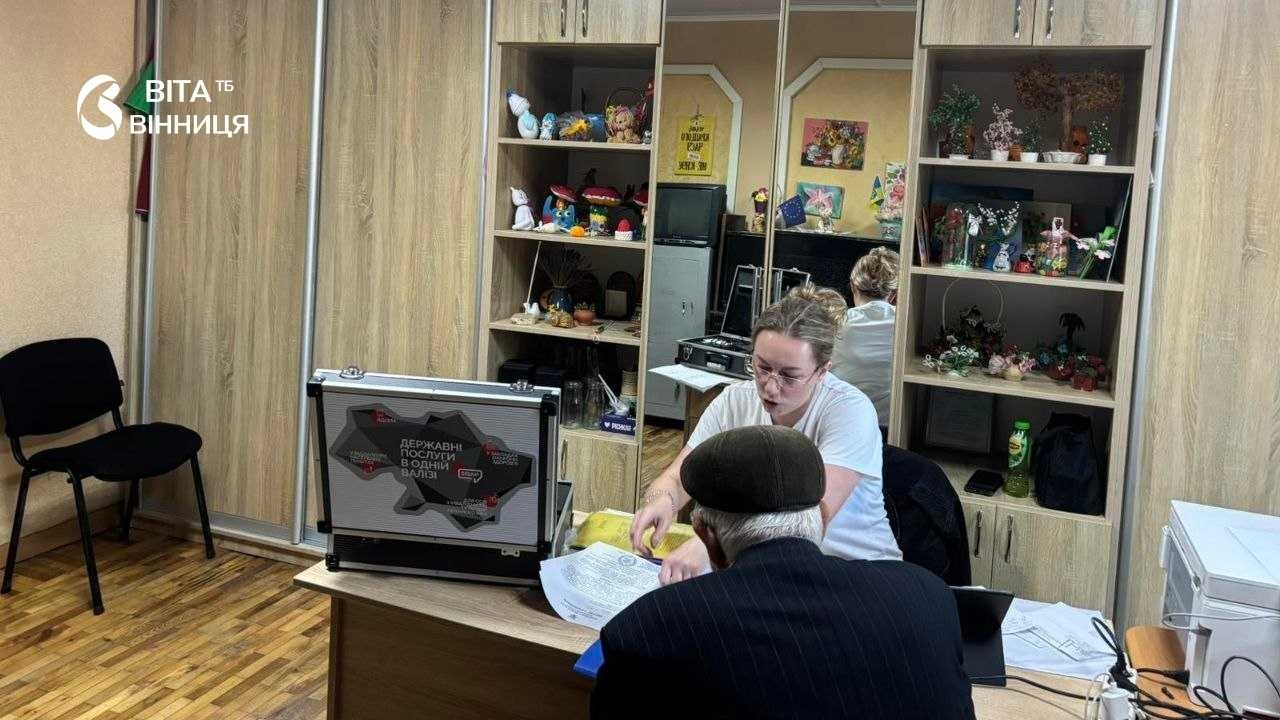 Вибиті вікна, понівечені дахи: мобільні адміністратори допомагають постраждалим вінничанам