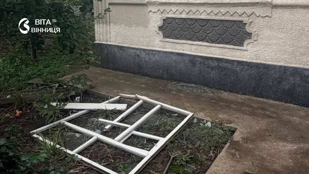 Вибиті вікна й понівечені дахи: наслідки ворожої атаки на дві громади Вінниччини
