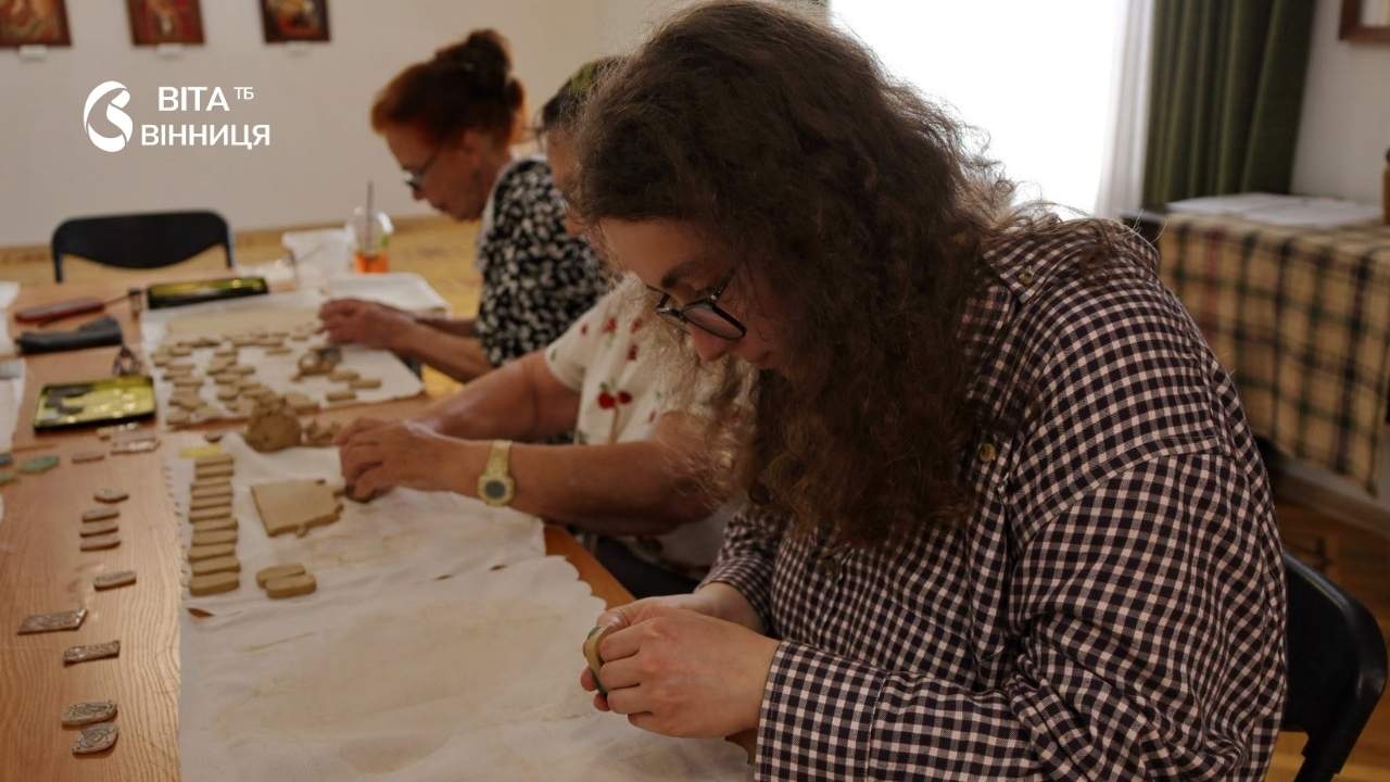 Вироби учасників вінницького майстер-класу стануть оберегами для бійців
