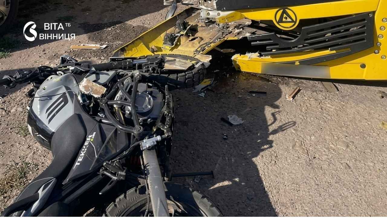 Виїхав на зустрічну і зіткнувся зі шкільним автобусом на Вінниччині загинув мотоцикліст
