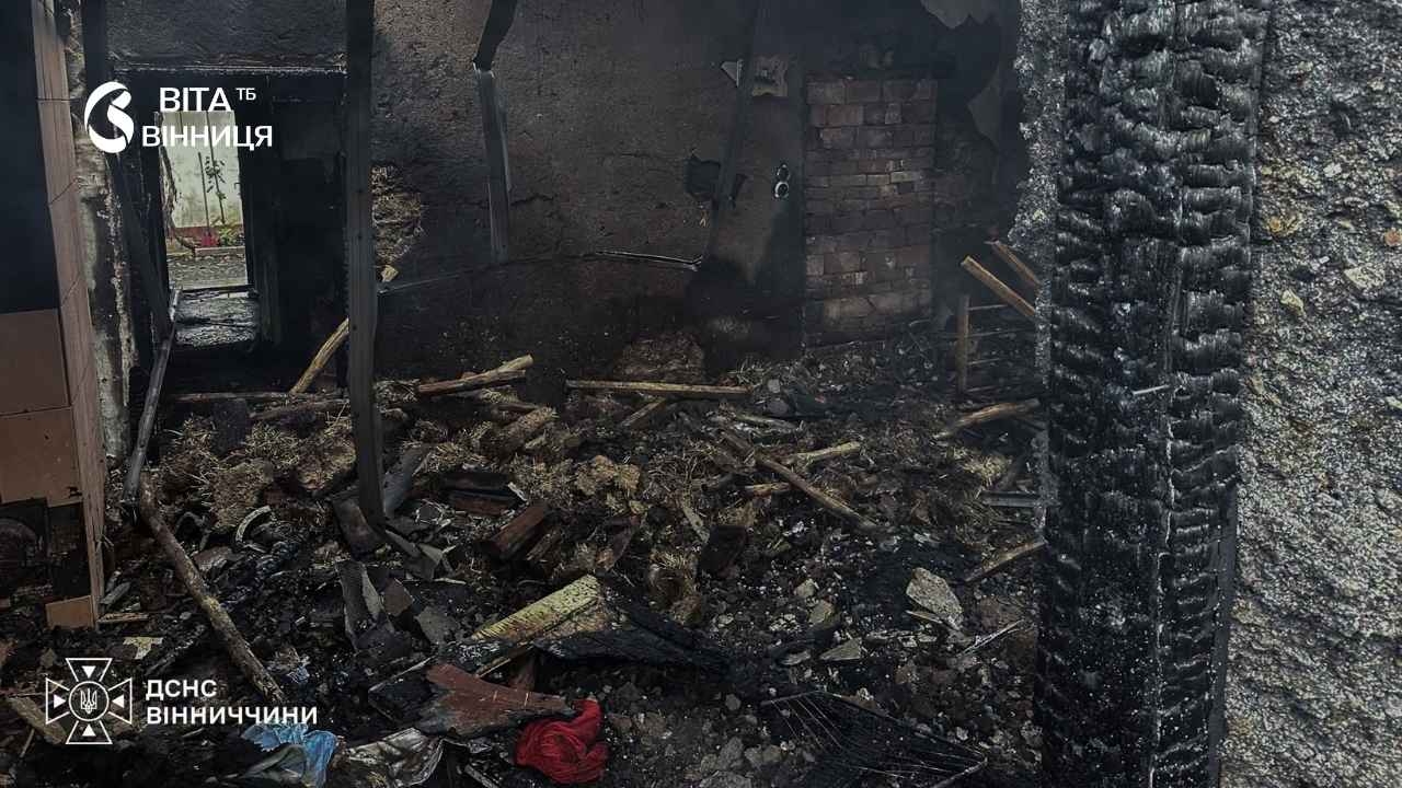 Пошкоджений пожежею житлового будинку в селі на Вінниччині