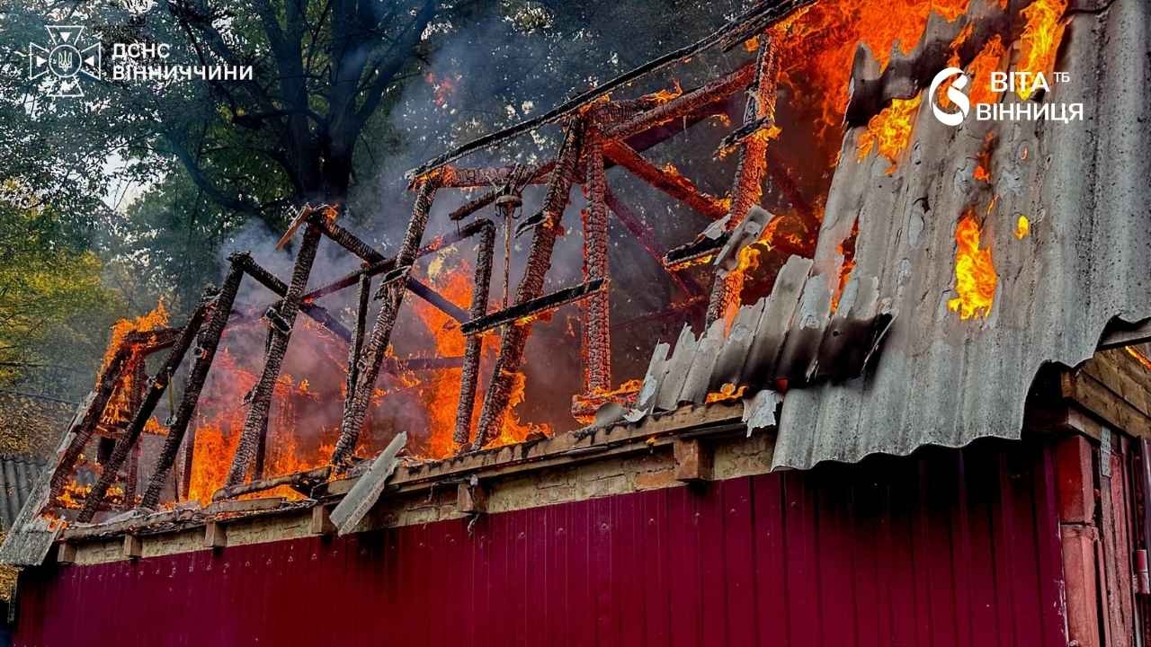 Згорів гараж з автомобілем і скутером: на Вінниччині за добу сталося шість пожеж