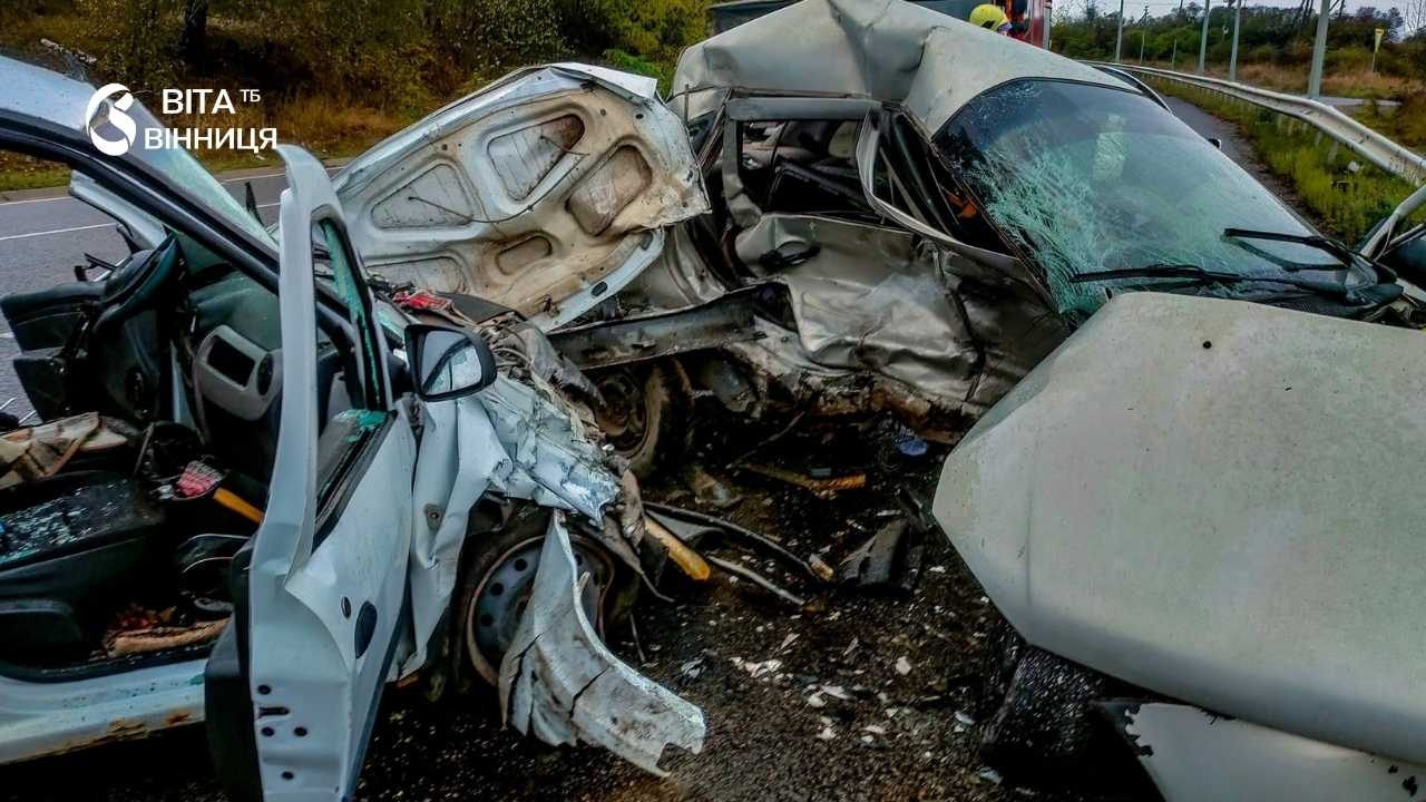 Зіткнення двох авто на трасі на Вінниччині: 39-річний водій загинув на місці, 21-річний — у лікарні