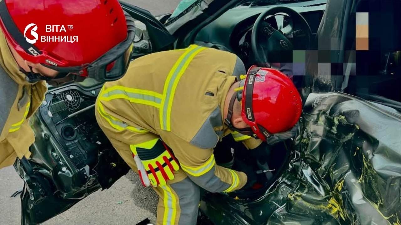 Зіткнення легковика з вантажівкою забрало життя двох людей на Вінниччині