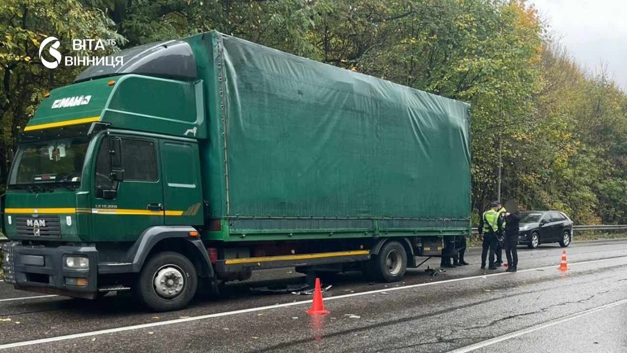 Зіткнулись два легковики та дві вантажівки: на об'їзній під Вінницею сталася масштабна аварія