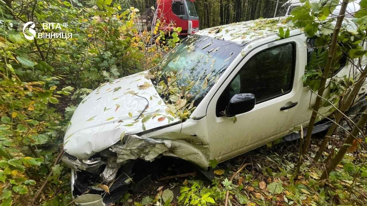 Зіткнулись два легковики та дві вантажівки: на об'їзній під Вінницею сталася масштабна аварія