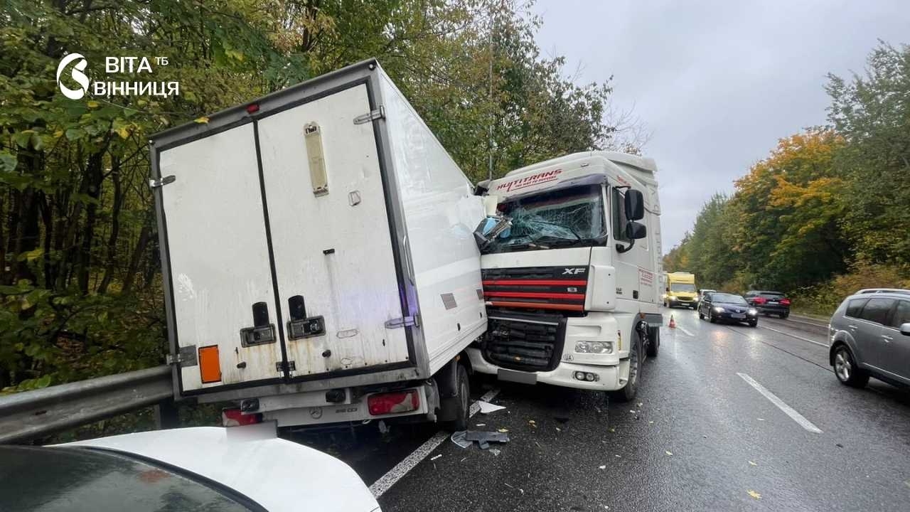 Зіткнулись два легковики та дві вантажівки: на об'їзній під Вінницею сталася масштабна аварія
