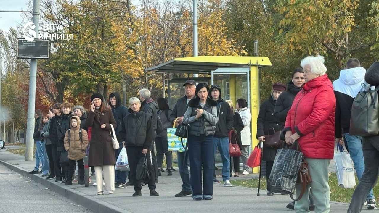 Зупинка громадського транспорту у Дніпрі під час відключення електропостачання