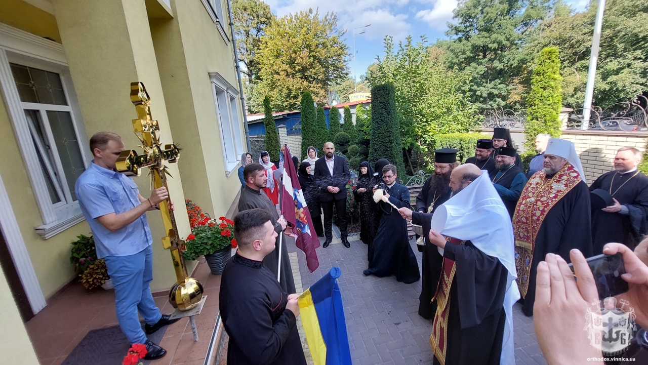 У Вінницькому жіночому монастирі освятили та встановили на монастирській будівлі хрест