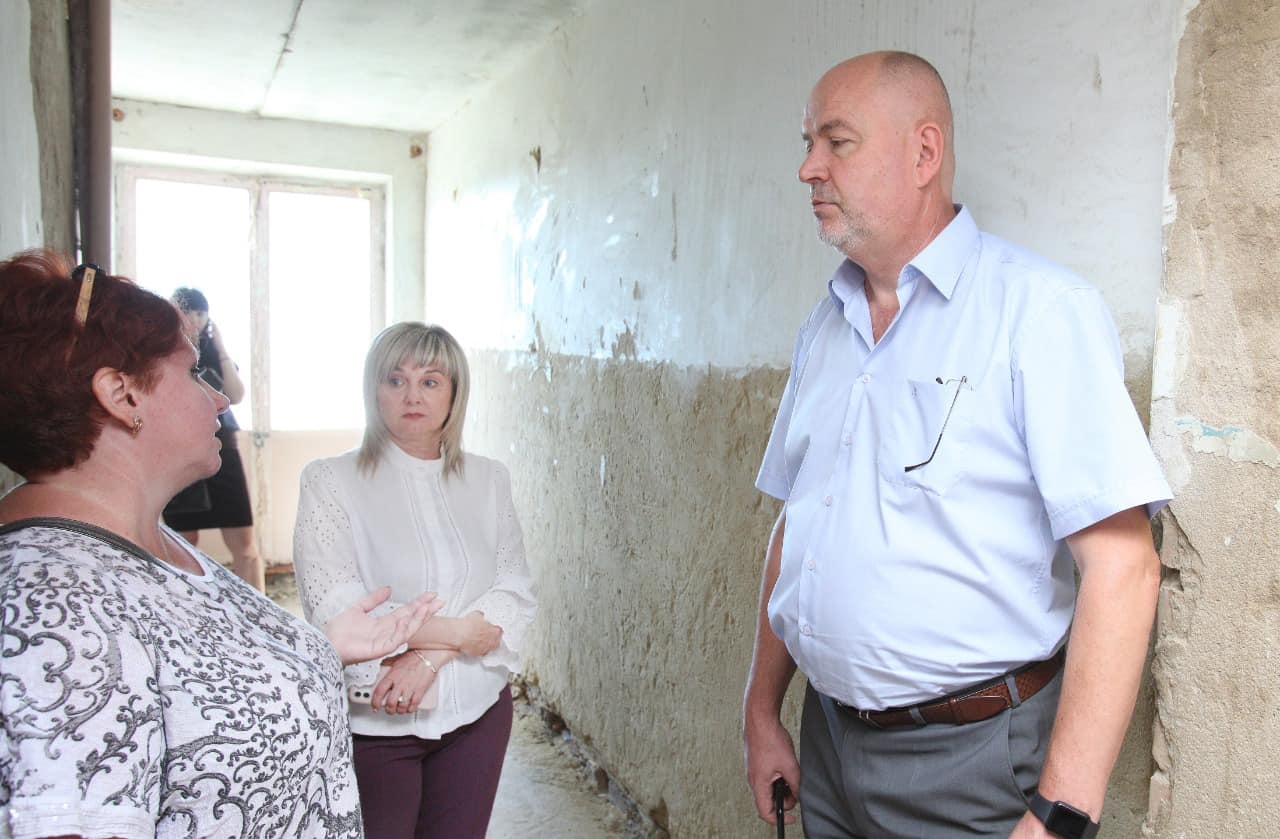 У одному з гуртожитків у Вінниці, де живуть переселенці, ремонтують 12 кімнат