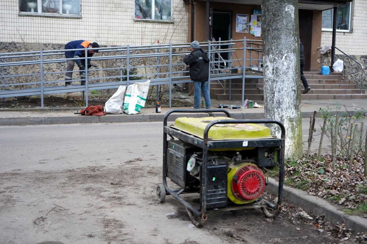 Біля вінницької багатоповерхівки на вулиці А. Первозванного, 2 встановили пандус